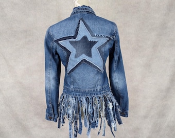 Upcycled Denim Jacke mit Fransensaum -S / M