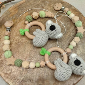Cadena de cochecito de caja de regalo | Colgante para silla de bebé "Koala tejido a crochet"
