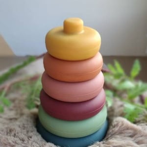 以下が含まれることがあります： シリコン製のカラフルな積み重ねおもちゃ。おもちゃはピラミッド型で、黄色、オレンジ、ピンク、赤、緑、青の6つのリングがあります。