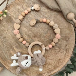 Cadena para cochecito de ciervo tejida a ganchillo