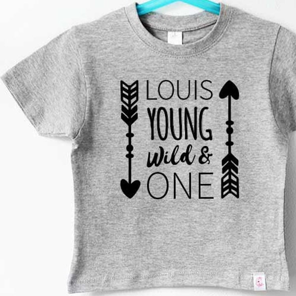 Geburtstagsshirt mit Namen | young wild grau - Geburtstags Shirts Jungen Name -  Shirt 1. Geburtstag Namen - Kindershirt mit Namen