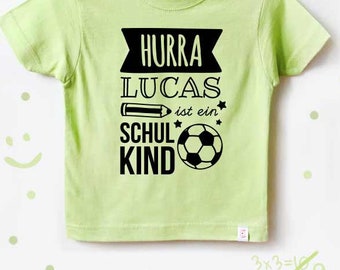 T-Shirt Einschulung mit Namen | Fußball grün - Shirt Einschulung - T-Shirt Kind Schulkind Fußball - Schulkind Shirt Jungen mit Namen