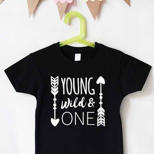 Geburtstagsshirt Kind | young wild one Junge | Kindergeburtstag T-Shirt schwarz