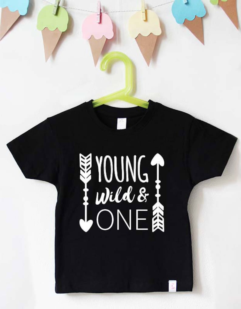 Geburtstagsshirt Kind | young wild one Junge | Kindergeburtstag T-Shirt schwarz