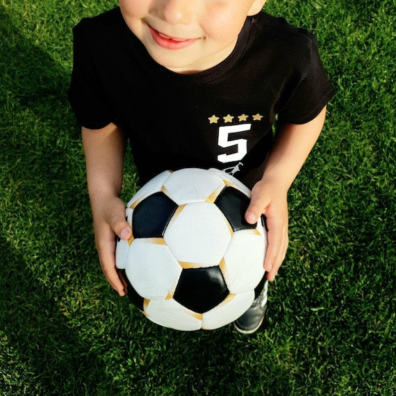 Geburtstagsshirt 5 Jahre Jungen Fußball Shirt Fußball Trikot Geburtstagsshirt mit Namen & Zahl Fußball T-Shirt für Kinder von 1- 10 Jahren