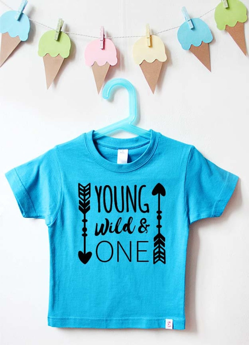 Geburtstagsshirt Kind | young wild one Junge | Kindergeburtstag T-Shirt türkis