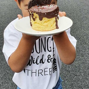 Geburtstagsshirt Kind | young wild three Junge 3 Jahre | Kindergeburtstag T-Shirt