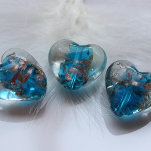 3 perle di vetro a lume di cuore turchese 28 x 32 mm in design di gioielleria artigianale in stile Murano