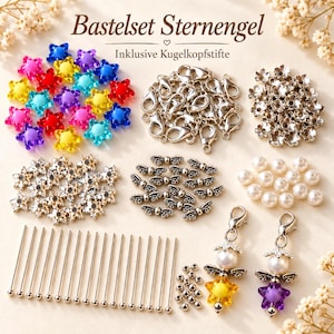 Könnte beinhalten: Ein Bastelset mit der Aufschrift Bastelset Sternengel Inklusive Kugelkopfstifte, bestehend aus bunten sternförmigen Perlen, silberfarbenen Karabinerverschlüssen, blütenförmigen Perlkappen, kleinen Flügelanhängern, weißen Perlen und langen Kopfstiften.