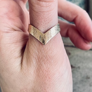 Hammered chevron wedding band| chevron stacking band| thick gold chevron wedding band| rose gold wedding band| alternative wedding band|