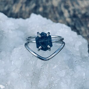 Raw blue sapphire ring| stacking ring| curved wedding band| bridal set| raw engagement ring