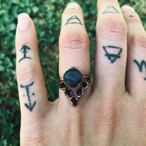 Solid Gold Raw Blue Sapphire And Black Tourmaline Ring Set| Raw Stone Engagement Ring| Raw Stone Stacking Rings| Birthstone Rings| Gift Idea