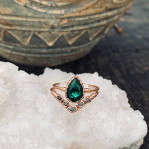 Emerald green crystal and raw diamond weddig set/ tear drop engagement ring/ raw diamond band/ rose gold stacking rings