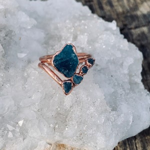Boho raw stone wedding set/ Raw apatite engagement set/ Mother Nature ring