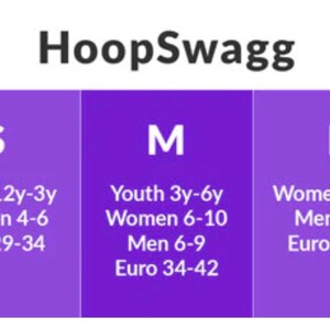 Puede incluir: Gr&aacute;fico morado con el texto "HoopSwagg" en la parte superior. El gr&aacute;fico muestra conversiones de tallas para j&oacute;venes, mujeres y hombres en tallas de EE. UU. y europeas. Las tallas son XS, S, M, L y XL.