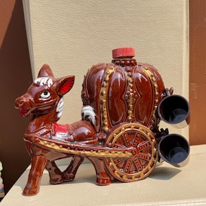 Ezel karaf set met 4 kopjes Japan jaren 1950 vintage ezel beeldje standbeeld keramiek glazuur handgeschilderde muilezel kar en kopjes