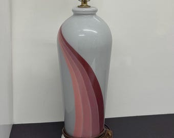Vintage glazen tafellamp: vintage tafellamp uit de jaren 80 met een lichtgrijze afwerking met roze en paarse gekrulde lintaccenten