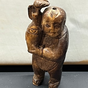 Estatua tallada, figura, miniatura asiática, pequeña, tallada, vintage, hombre de madera con agujeros, Buda Buddai