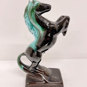 Vintage Blue Mountain Pottery-hengstpaardbeeldje: groen en zwart glazuur