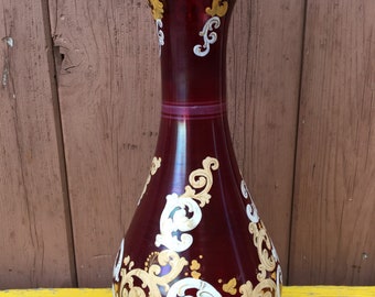 アンティークビクトリア朝のルビーレッドの花瓶：手吹きエナメルアート