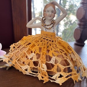 Chica estilo flapper, media muñeca y piernas estilo flapper / Porcelana / Art Decó / Vestido de satén con crochet vintage / Cojín de alfileres