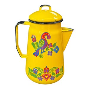 Puede incluir: Una cafetera de esmalte amarilla con tapa y asa. La cafetera está decorada con un diseño floral y un pájaro colorido. Tiene un pico para verter y probablemente se usa para preparar café o té.