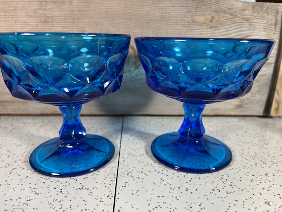 139..青と透明のガラスカップ 2個セット..絵画のモチーフ使用しました。 ヴィンテージブルーガラスパフェカップ：コロニアルサムプリントクーペ