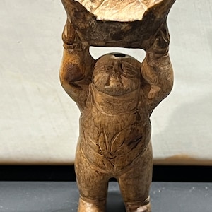 Estatua tallada, figurita, miniatura asiática, pequeña, tallada, vintage, con agujero de madera, sosteniendo un cuenco, hombre Buda.