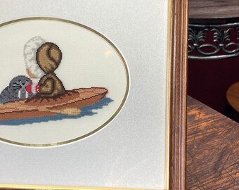 ヴィンテージ額入り刺繍：イヌイットの子供とセイウチのアートワーク