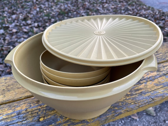 Tupperware Extra Large Bowl Salad Bowl With Lid 880-4 and Set of 5 Matching  Bowls Vintage Harvest Gold Starburst Lid 