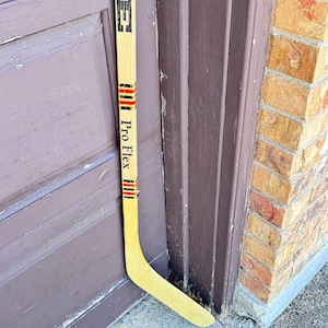 Houten hockeystick, Louisville Pro Flex NOS ongesneden 145 L5 gemaakt in Canada echt essenhout hockeysport vintage