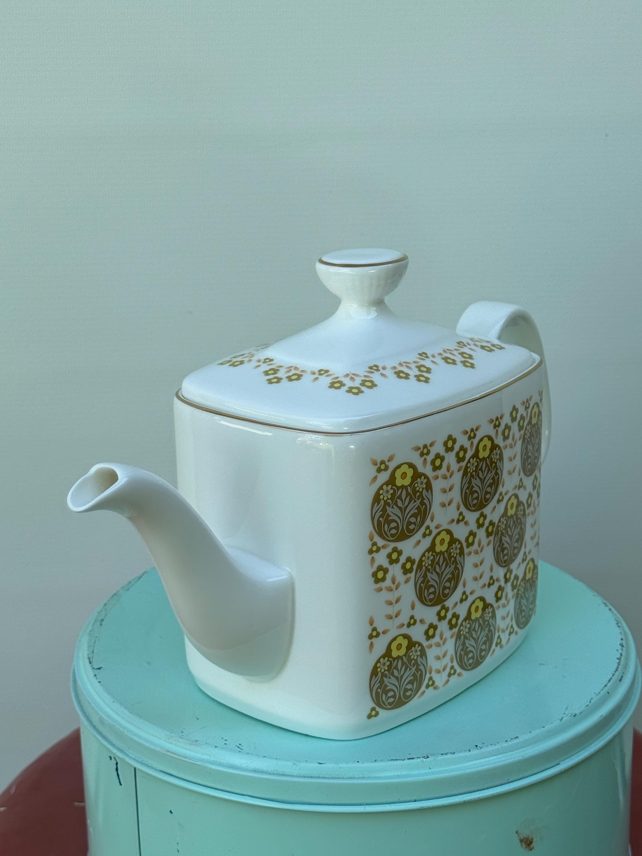 Royal Doulton Teapot Tea Pot Polonaise Vintage H 5017 England Bone 