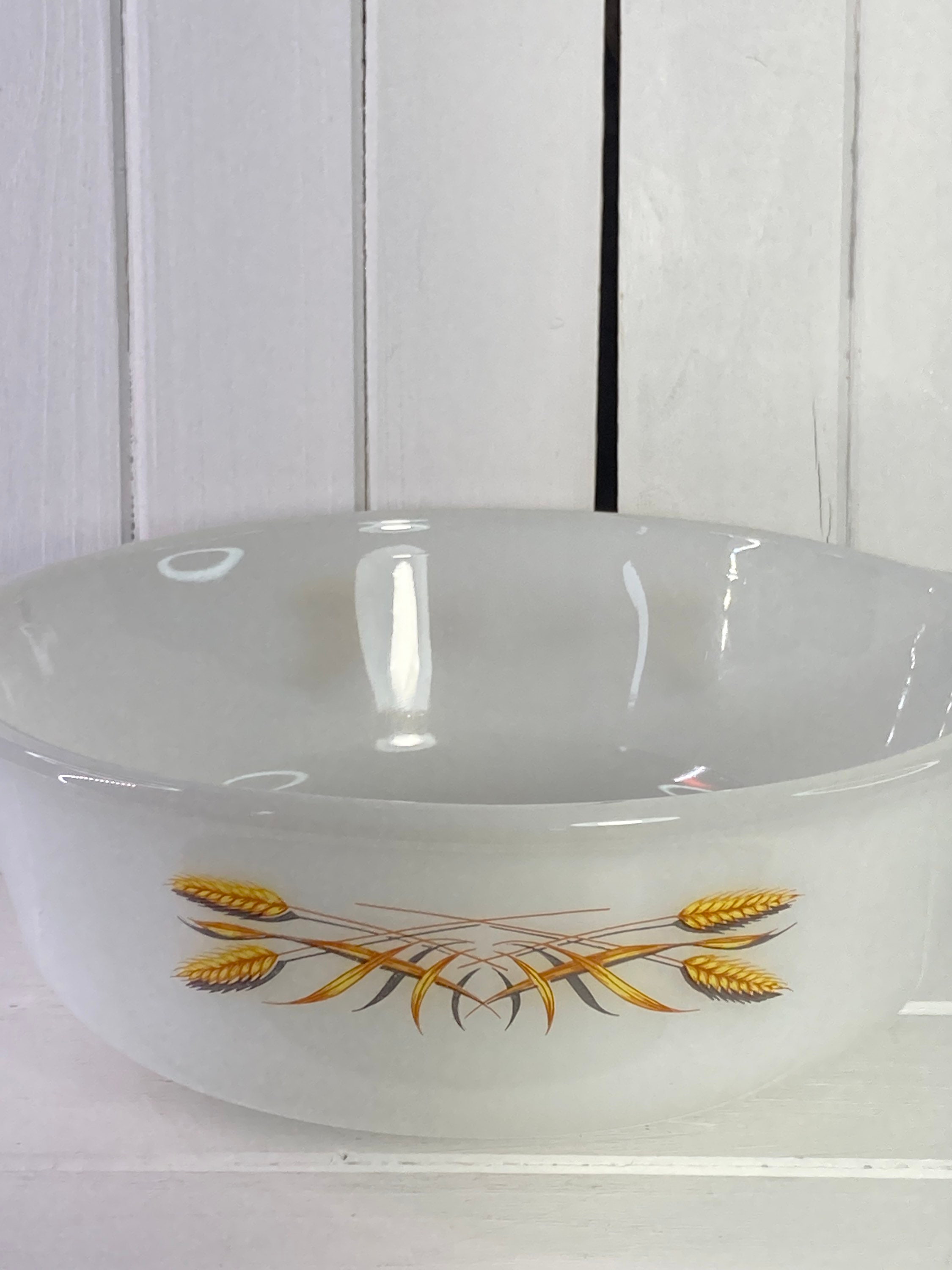 洋書 Ovenwareファイヤーキング Pyrex など ヴィンテージ 食器 Vintage Fire King Wheat Casserole Dish: Golden Harvest Ovenware (1
