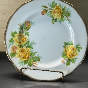 8” Luncheon or Salad Plate Royal Albert Tea Rose Plate Vintage Gold trim Floral Yellow Rose Flower Bone China Tableware