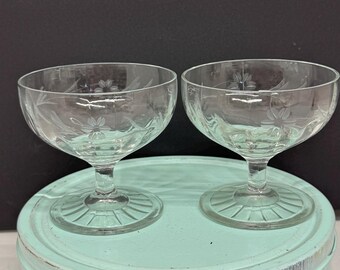 Para zabytkowych, przezroczystych, szklanych filiżanek deserowych na nóżkach z wytrawionymi wzorami kwiatowymi, zestaw 2 sztuk.