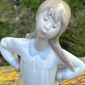 Lladro figurine Spain Nao Daisa Vintage sculpture statue Girl STRETCHING 1974-99 Porcelain  4872G