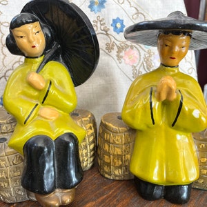 Chalkware, Asian, Couple, Vintage,  Chalk-ware,  Chartreuse, Sitting, MCM, Art Deco, Figurine, Umbrella