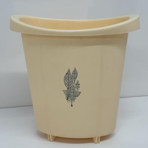 Plastic, Trash, Cream Beige, Hard Pebbked Plastic Bathroom, powder room, MCM, Vintage, Trash can, Waste Basket