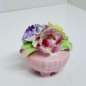 Figurina floreale, Radnor, Bone China, realizzata in Inghilterra, Cesto di fiori, circa anni &#39;50, Vintage, Capidimonte, Vaso rosa 2 1/4 pollici