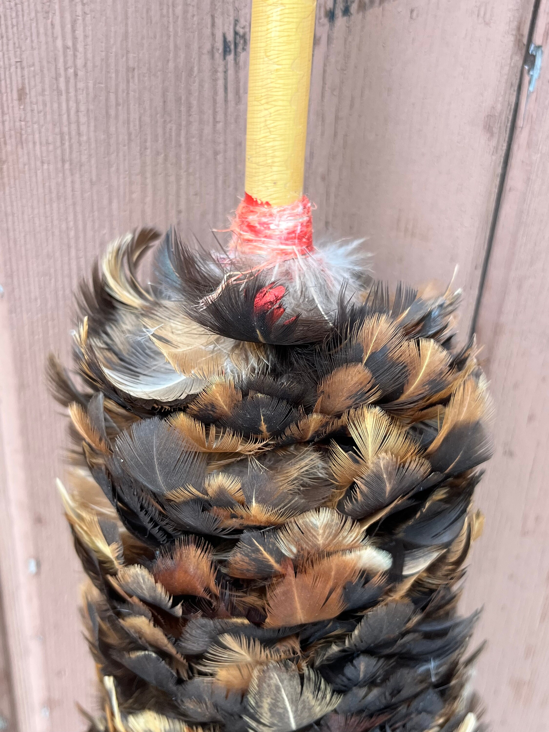 Plumero atrapa polvo 56 cm con plumas de avestruz y mango de madera