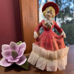 陶器製 赤いドレスの女性の置物 Victorian Woman Figurine Red Dress - Etsy