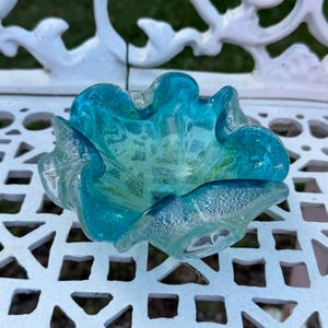 Cenicero Cenicero Plato de baratijas de vidrio Anillo Plato de dulces Vidrio azul aguamarina Remolinos Vidrio artístico Vintage Hecho a mano Soplado a mano