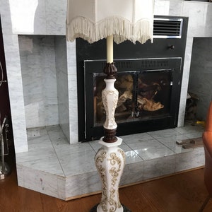 Lampadaire Porcelaine Bois Base En Fonte Appliqué Blanc Urne Vase Vintage Antique