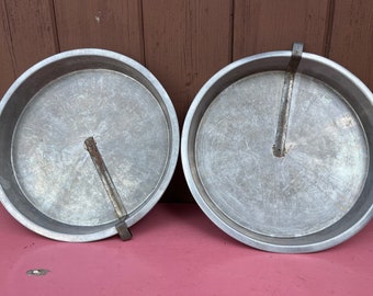 Kuchen- oder Tortenplatte Metalldose Vintage-Pfanne mit Auslösearm, Backen, Retro-Küche, Blechdose, rustikale Küche Bake Rite Blechware Set von 2