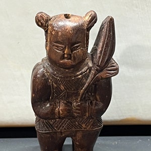 Estatua tallada, figura, miniatura asiática, pequeña, tallada, vintage, hombre de madera con agujeros, Buda Buddai