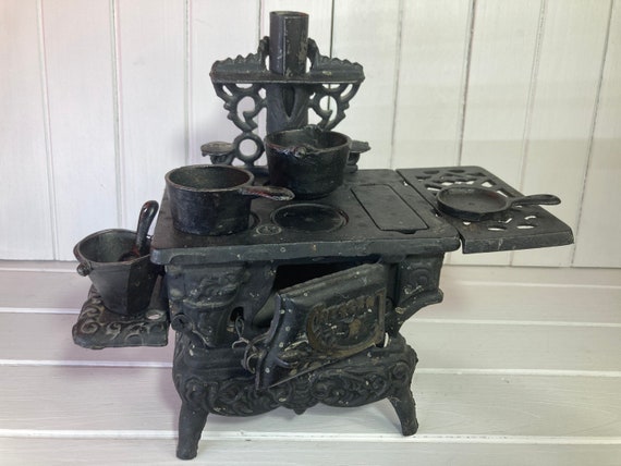 Doll House Furniture Cast Iron Stove Pots Pans Vintage Taiwan Iron Gate Mfg  Crescent Victorian Antique Style 