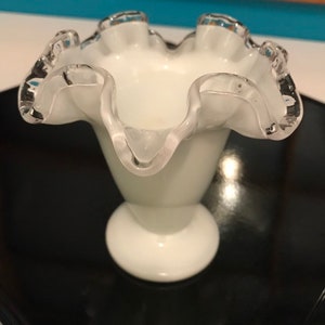 Vintage Mid Century Fenton Silver Crest weiße Glasvase mit klarem rand gewellter Kante