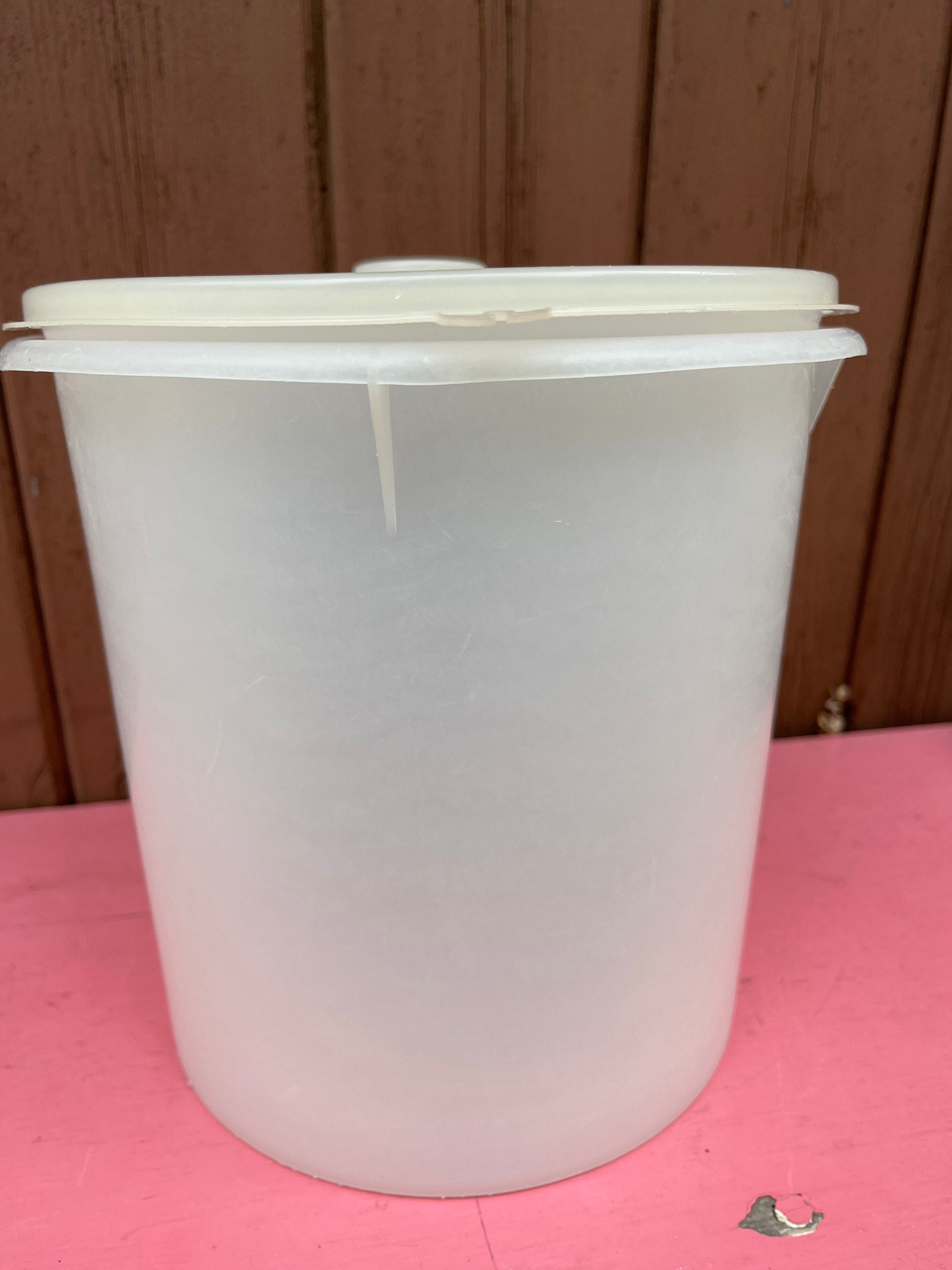 Vintage Tupperware Large Round Container 256 With Sheer Seal