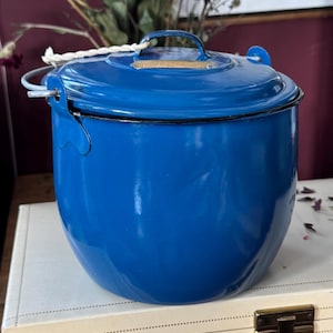 Vintage Enamelware Stock Pot: Beige Cauldron with Lid, Country Kitchen Decor