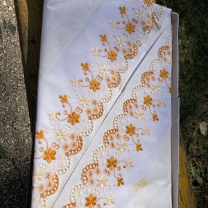 Pillowcases Vintage Embroidered Scalloped Edge Floral Flower BNIB New Old stock Country Bedding Linen Standard